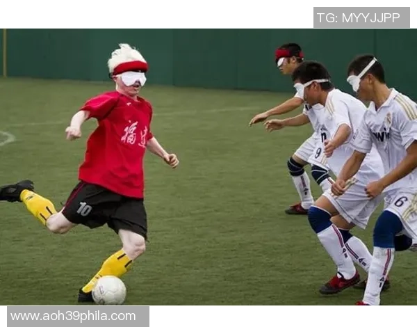 足球明星调皮捣蛋拽女孩辫子引发热议网友纷纷点赞互动趣味十足